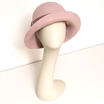 Cloche rosa empolvado.