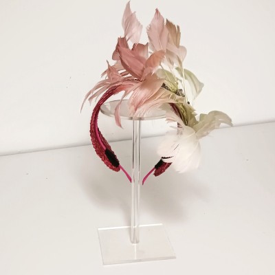 Diadema de paja con plumas