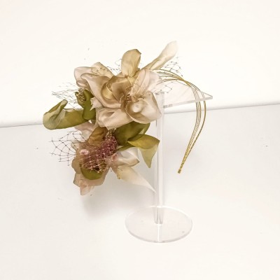 Diadema dorada con lazadas de organza