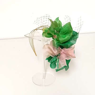 Diadema dorada con lazadas de organza verde y rosa