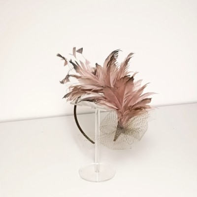 Diadema con plumas rosas y matiz negro