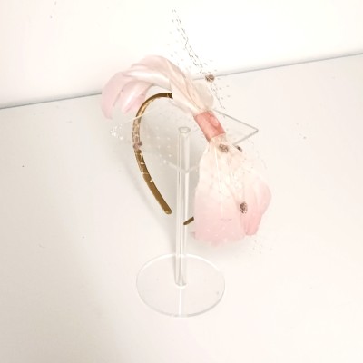 Diadema sencilla con plumas y velo color rosa